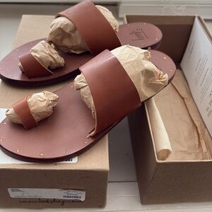 Beek Finch Toe Ring SANDALS Size 6 Flat Tan Leather NEW $280
